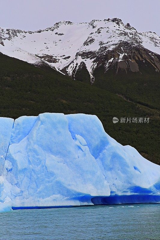 冰山漂浮在阿根廷湖附近的乌普萨拉冰川- El Calafate，巴塔哥尼亚